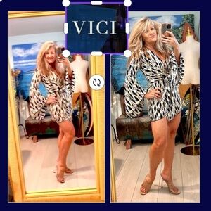 Vici,Sexy,Fun,Flirty, Low-V, Cream & Navy Bell-Sleeve,Printed Dress,Size Med🇺🇸